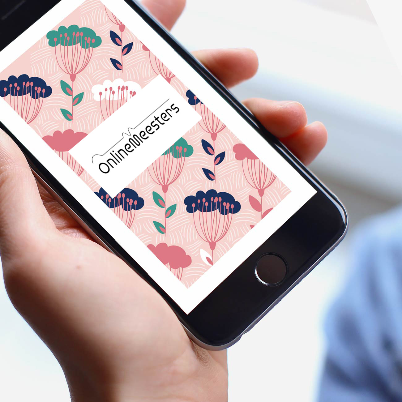 het logo van onlinemeesters op een mobiel die in de hand wordt gehouden